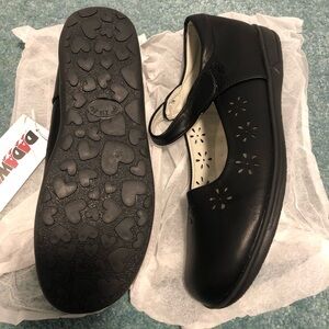 Comfortable Black Flats (size 38)